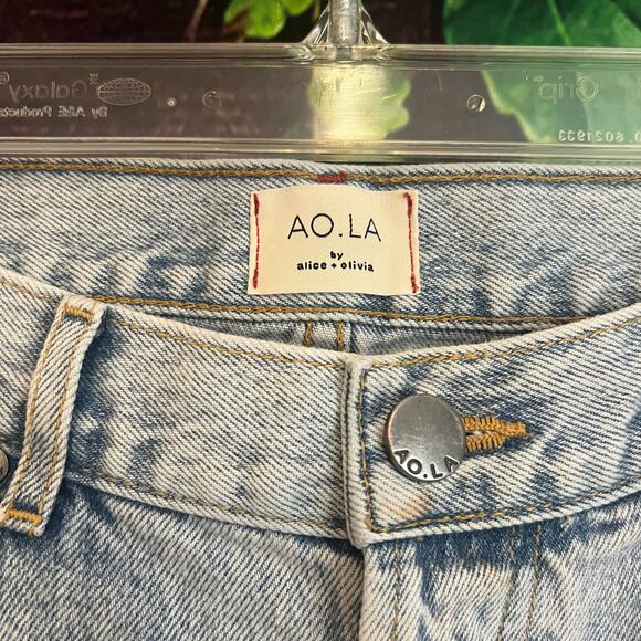 AO.LA Alice + Olivia Distressed Straight Leg Jeans Size 6/28 Light Blue Denim - Picture 2 of 5